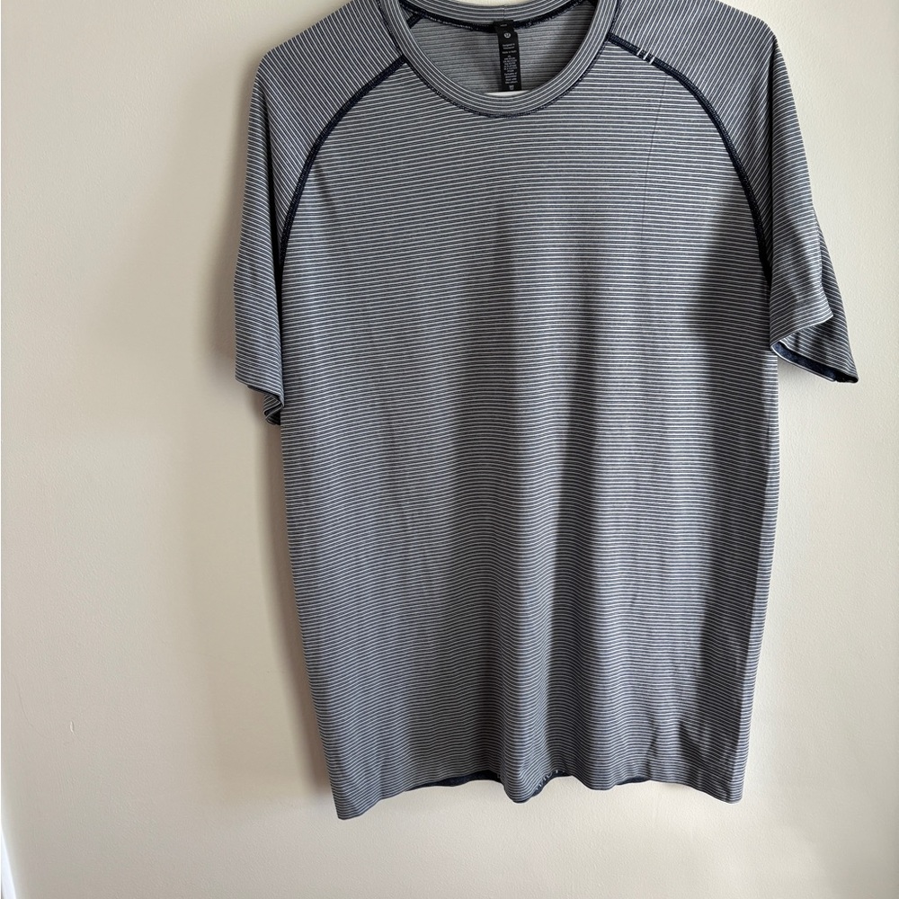 MEN’S LULULEMON MEDIUM STRIPED BLUE WORKOUT SHIRT